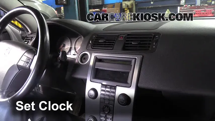 2005 Volvo S40 i 2.4L 5 Cyl. Clock